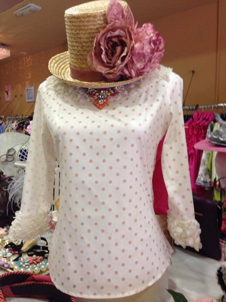 calle pureza blusa de topos en rosa combinado con un sombrero con flor de happy flowers