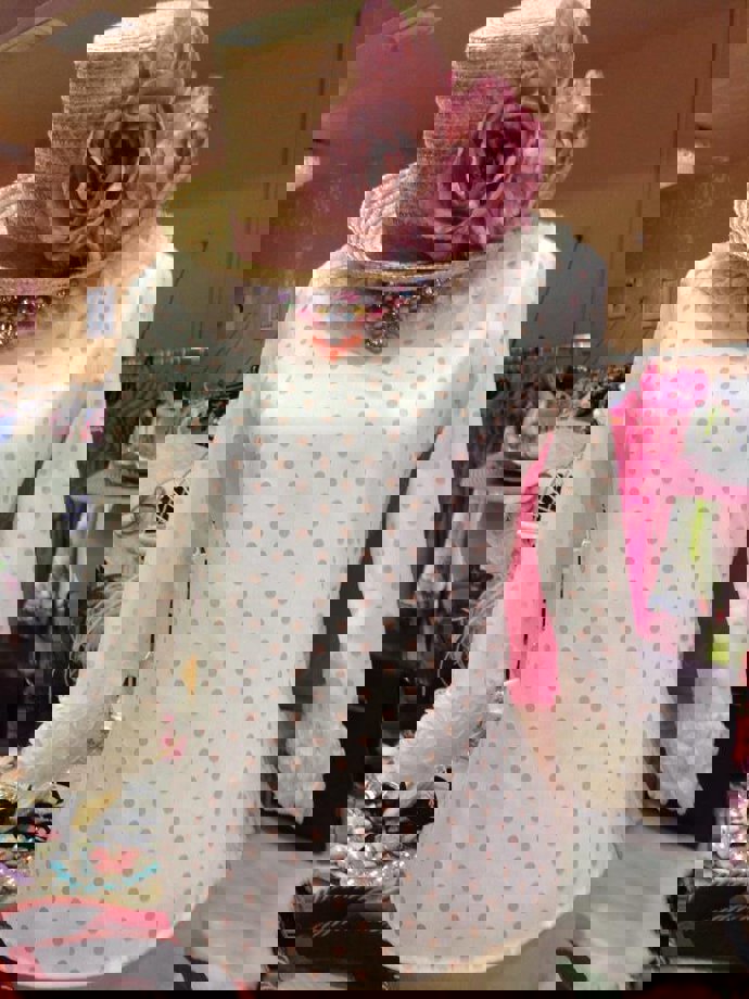 calle pureza blusa de topos en rosa combinado con un sombrero con flor de happy flowers calle pureza blusa de topos en rosa combinado con un sombrero con flor de happy flowers