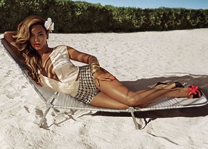 La cantante ha demostrado su sensualidad en la campaña de verano de H&M