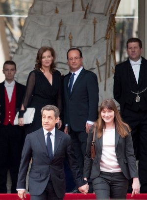 Nicolás Sarkozy y François Hollande con sus respectivas parejas