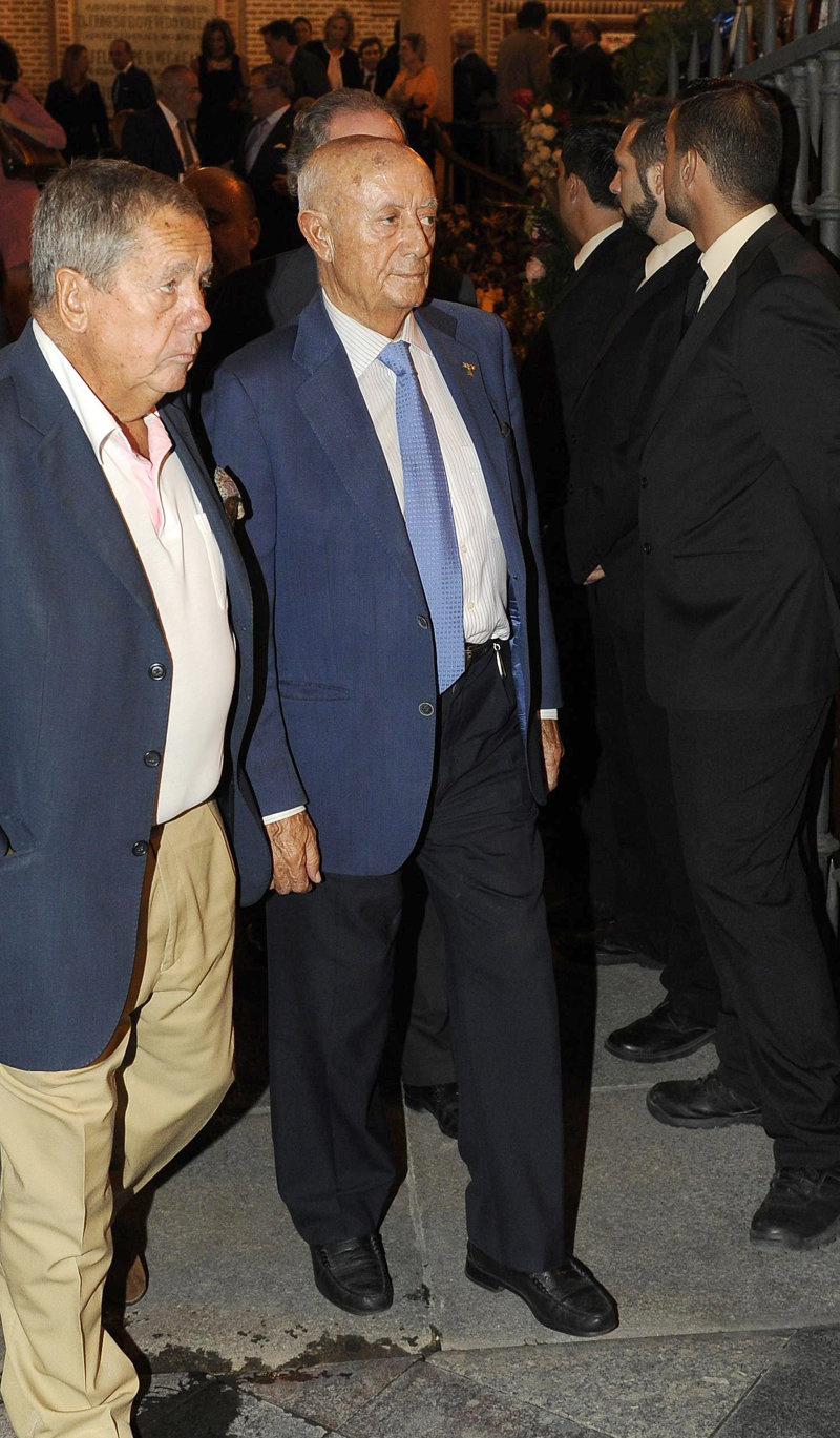 La viuda y las hijas de Isidoro Álvarez, muy arropadas en su entierro