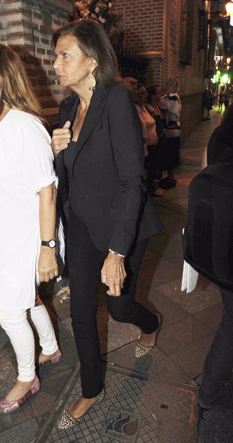 La viuda y las hijas de Isidoro Álvarez, muy arropadas en su entierro