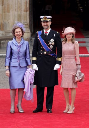 El entonces príncipe Felipe, Doña Letizia y Doña Sofía durante el enlace de los Duques de Cambridge