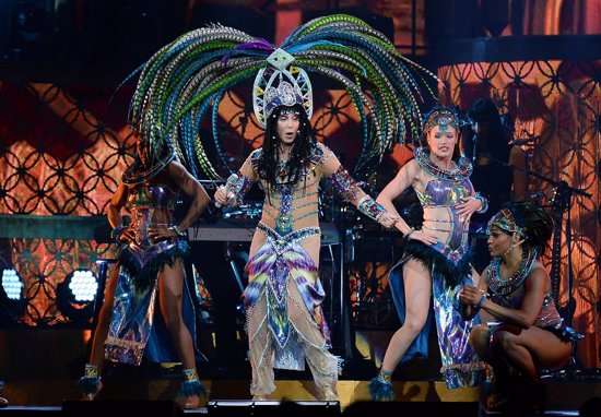 Cher, demandada por racista Demasiados negros en el escenario Kevin Wilson