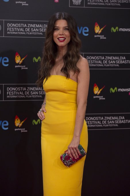 Juana Acosta, de amarillo desafiando mala suerte Festival Cine San Sebastian 