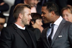 Beckham disfrutando de una charla con el exjugador azulgrana, Patrick Kluivert
