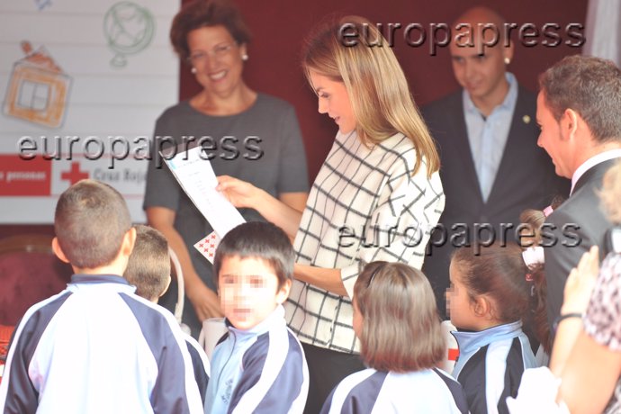 Letizia emocionada leyendo carta de niños en el día de la banderita