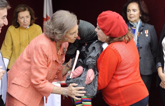 Reina Doña Sofía besa a doña Rogelia Letiica día de la banderita