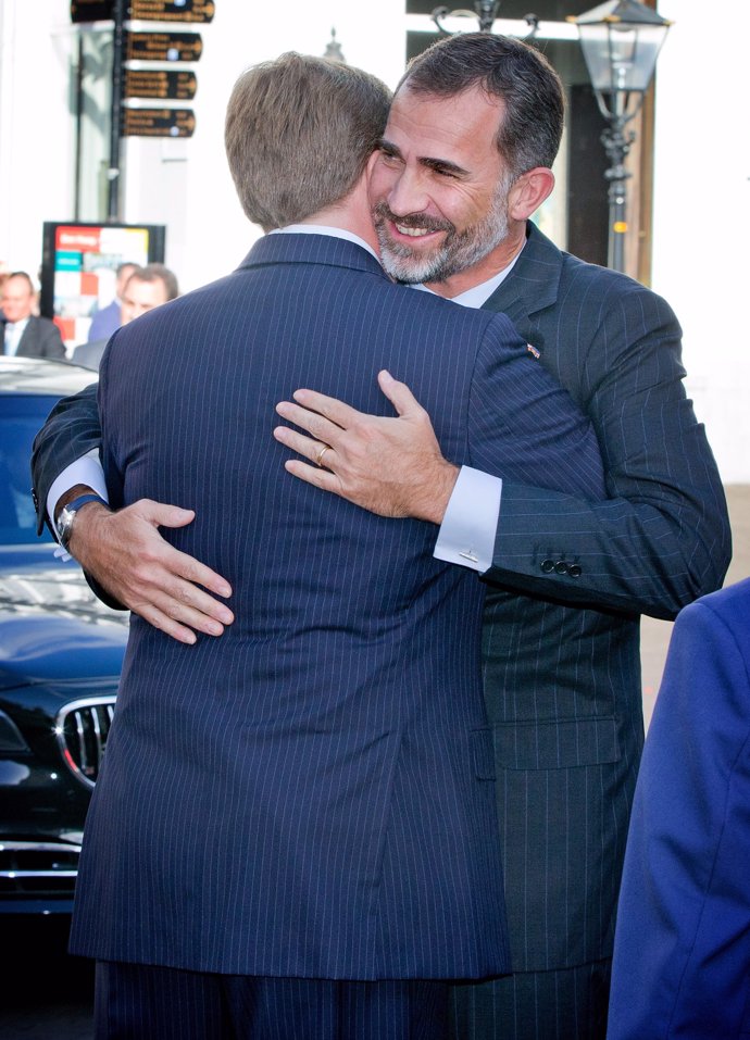 Felipe VI de España y Guillermo Alejandro de Holanda, efusivo abrazo