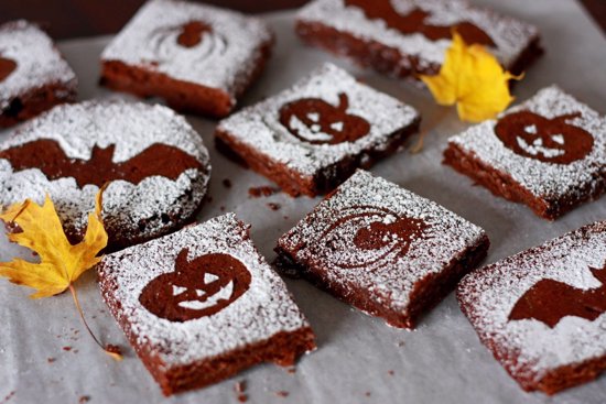 Brownies con nueces decorados con motivos de Halloween