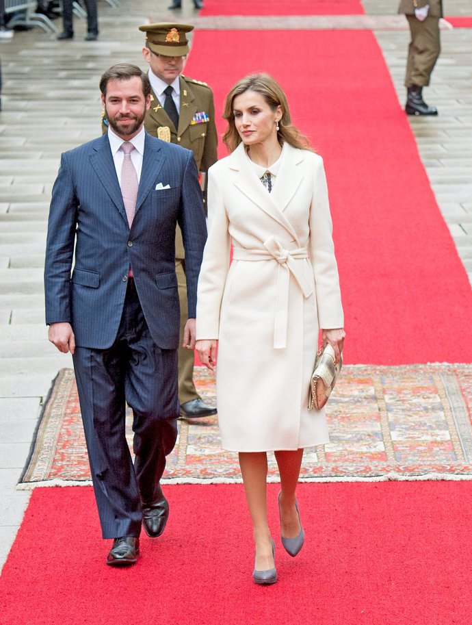 Letizia con abrigo blanco