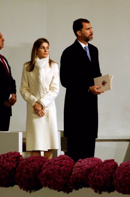 Letizia lució en 2010 el mismo abrigo blnaco en Santiago con el Papa Benedicto XVI que en Luxemburgo