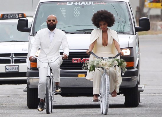 La feliz pareja recién casada, no dejó indiferente a nadie con su paseo en bici