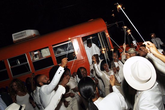 Los invitados a la ceremonia llegaron en un autobús escolar típico americano
