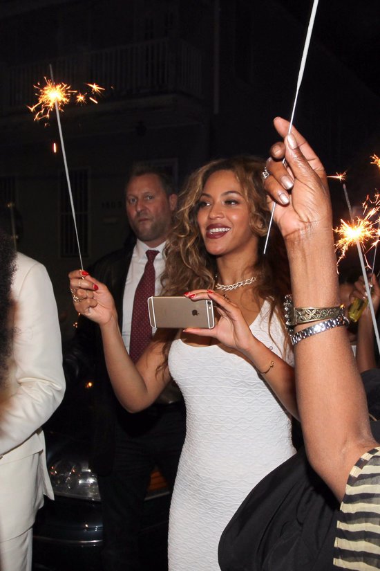 Beyoncé con una bengala se lo pasa 'pipa' en la celebración de la ceremonia de su hermana 