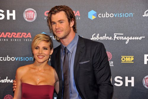Chris Hemsworth posando junto a su mujer, la actriz española Elsa Pataky