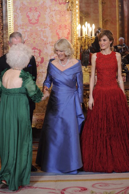 La Duquesa de Alba recibida cariñosamente por Carlos de Inglaterra, Camilla Parker Bowles, Letizia y Felipe