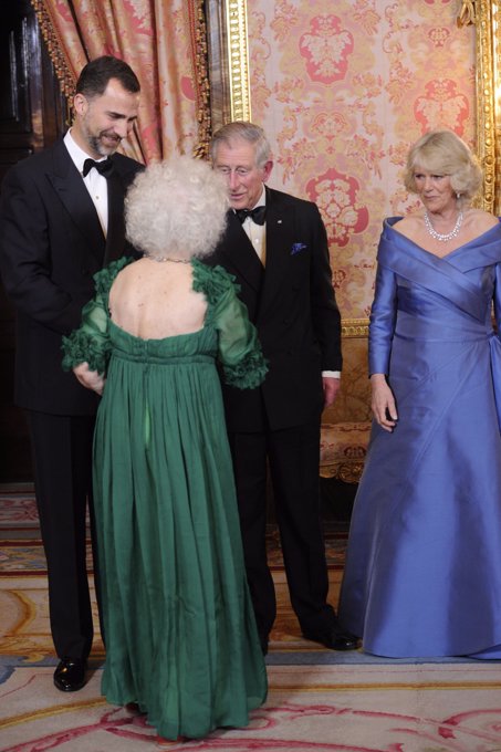 La Duquesa de Alba en recepción de gala en Zarzuela con Carlos de Inglaterra, Camila Parker Bowles, y los entonces Príncipes Felipe y Letizia