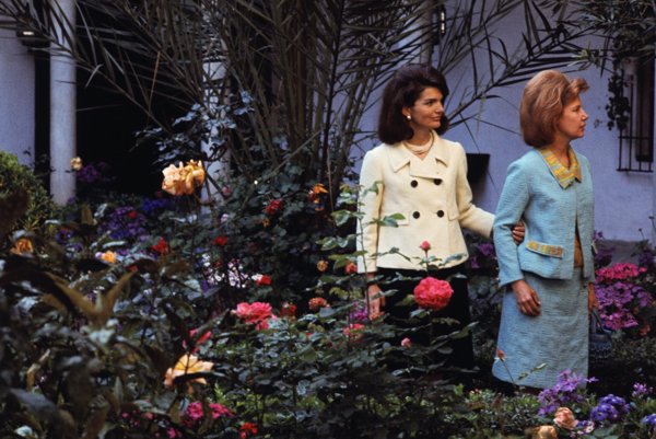 La Duquesa de Alba con Jackie Kennedy en Sevilla tanto en su Palacio como en la Maestranza en los toros