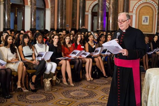 Uno de los líderes de fe en el acto de tributo a Miss Honduras por Miss Mundo