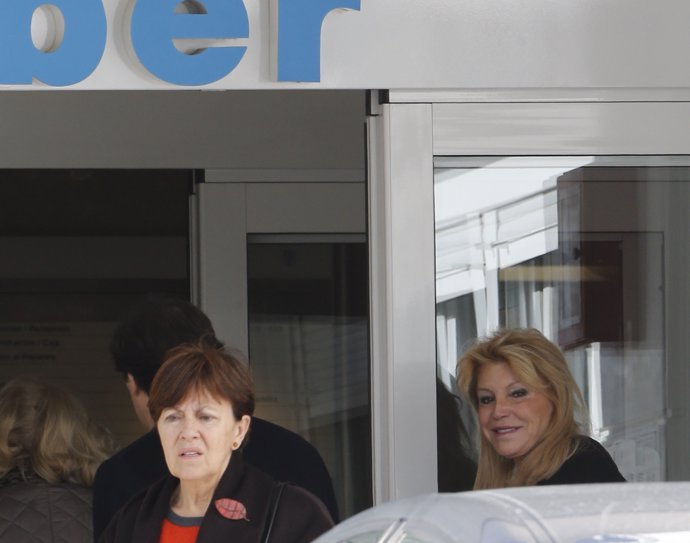 Tita Cervera acude sonriente a ver a su primera nieta 