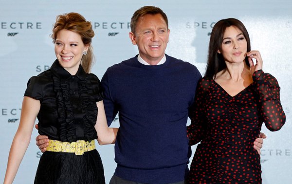 Daniel Craig acompañado por sus dos chicas Bond, Monica Bellucci y Léa Seydoux
