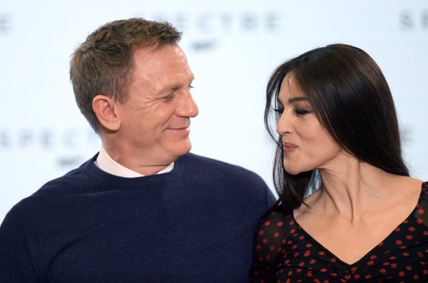 Monica Bellucci mirada compenetrada con Daniel Craig, que repite como Agente 007