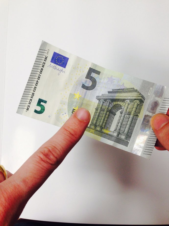 Foto de un Billete de 5 euros, una ayuda muy grande. Con 5 euros además de conocer a una cara conocida de los que participan, ayudarás mucho en esta inciativa de Privalia y UNICEF 