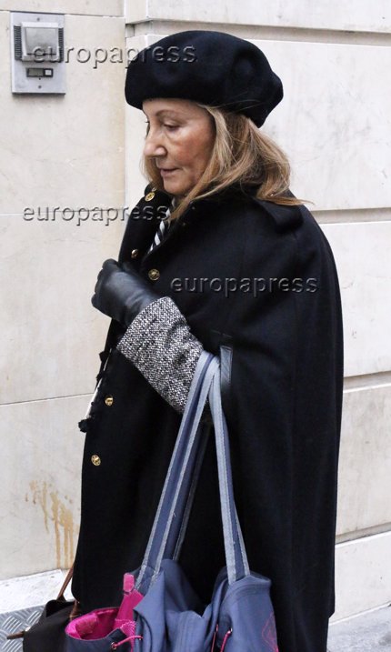La madre de la Reina Letizia, Paloma Rocasolano, de perfil izquierdo muy rejuvenecida y cambiada, con media melena, pelo color castaño más claro del habitual, y boina