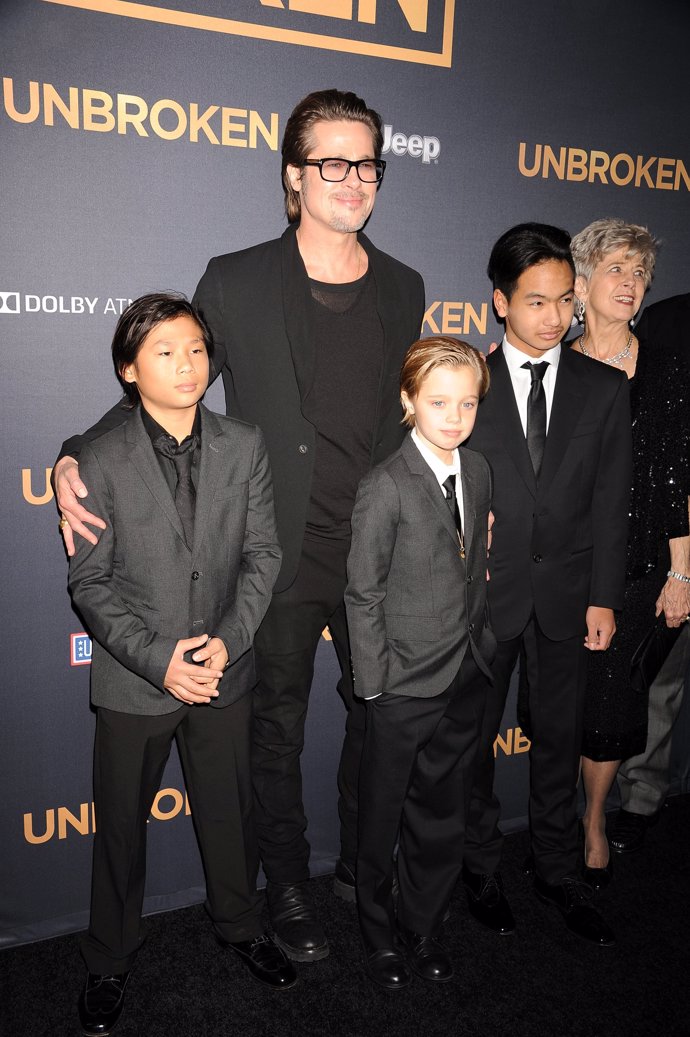 Shiloh Jolie-Pitt junto a sus hermanos y a su padre Brad Pitt durante el estreno de Unbroken