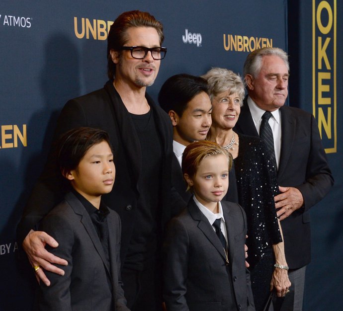 Shiloh Jolie-Pitt junto con sus hermanos y su padre Brad Pitt en el estreno de Ubroken