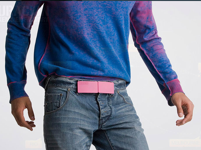 Chico con un jersey en azul y vaquero con kemwek en rosa chicle