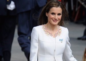 Letizia deslumbró con este vestido de dos piezas en blanco el día de la Proclamación de Felipe VI