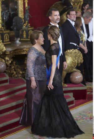 Letizia, en recepción de gala con vestido en negro con escote fantasía durante la visita de Chambelet