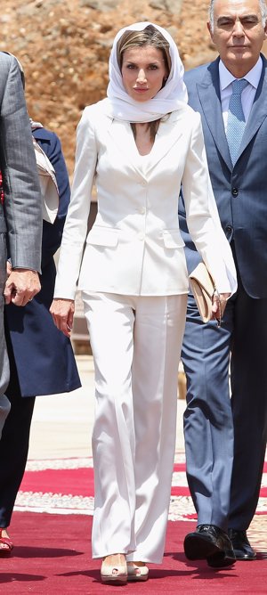 Letizia, visitaron Marruecos como Reyes. Letizia optó por un traje de chaqueta en blanco y velo a juego