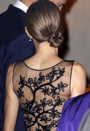 Letizia,  captó la atención de los flashes con esta espalda transparente bordada con motivos florales en negro.