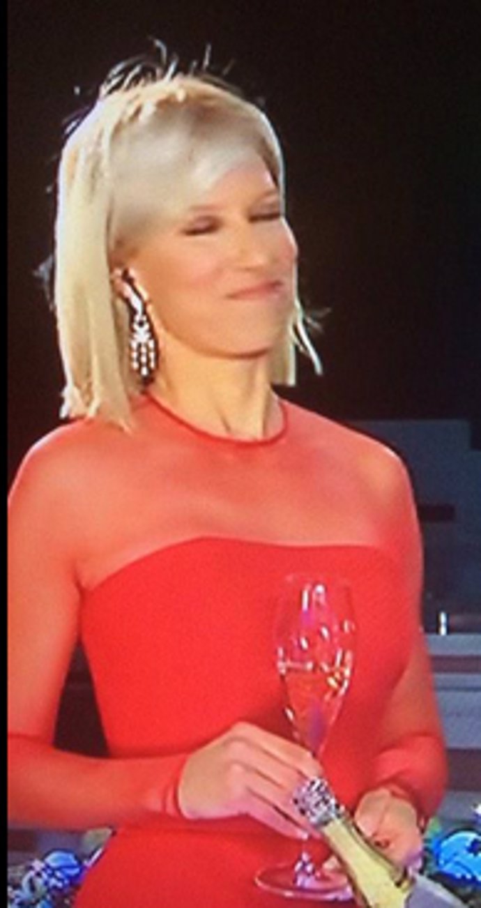 Anne Igartiburu, vestida de rojo Caprile  muy elegante