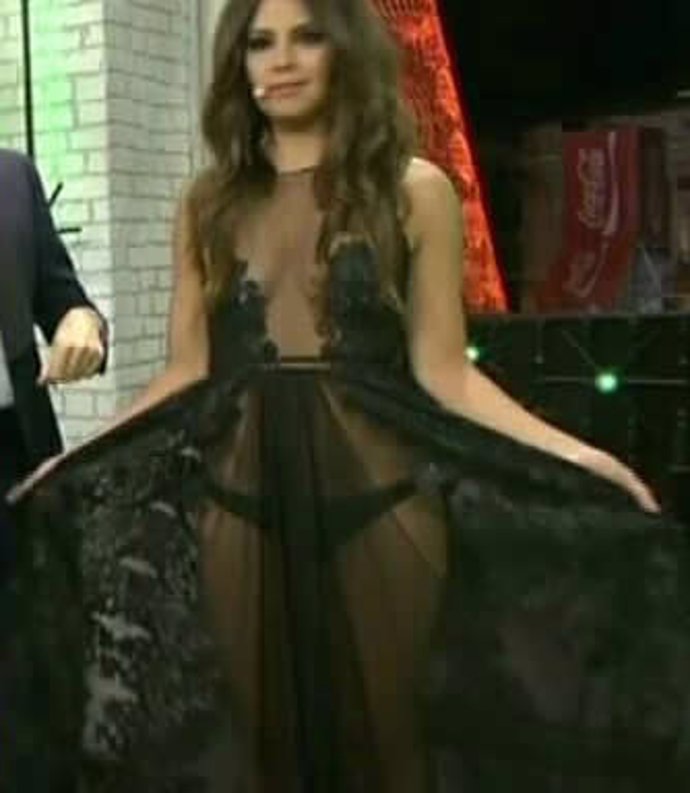 Cristina Pedroche vestida de negro muy transparente se abrió el vestido para no dejar lugar a la imaginación