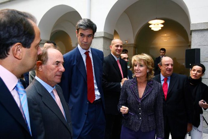 ESPERANZA AGUIRRE Y JOSÉ LUIS SÁEZ FIRMAN EL CONVENIO PARA QUE MADRID ALBERGUE LA FASE FINAL DEL EUROPEO 2007