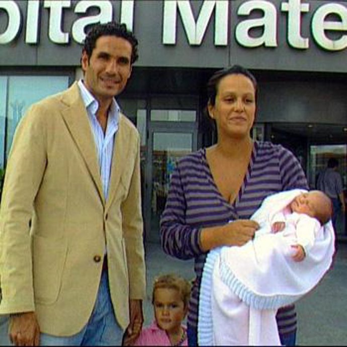 Óscar Higares y su mujer salen del Hospital materno Infantil de La Paz tras hacerle unas pruebas a su recién nacida