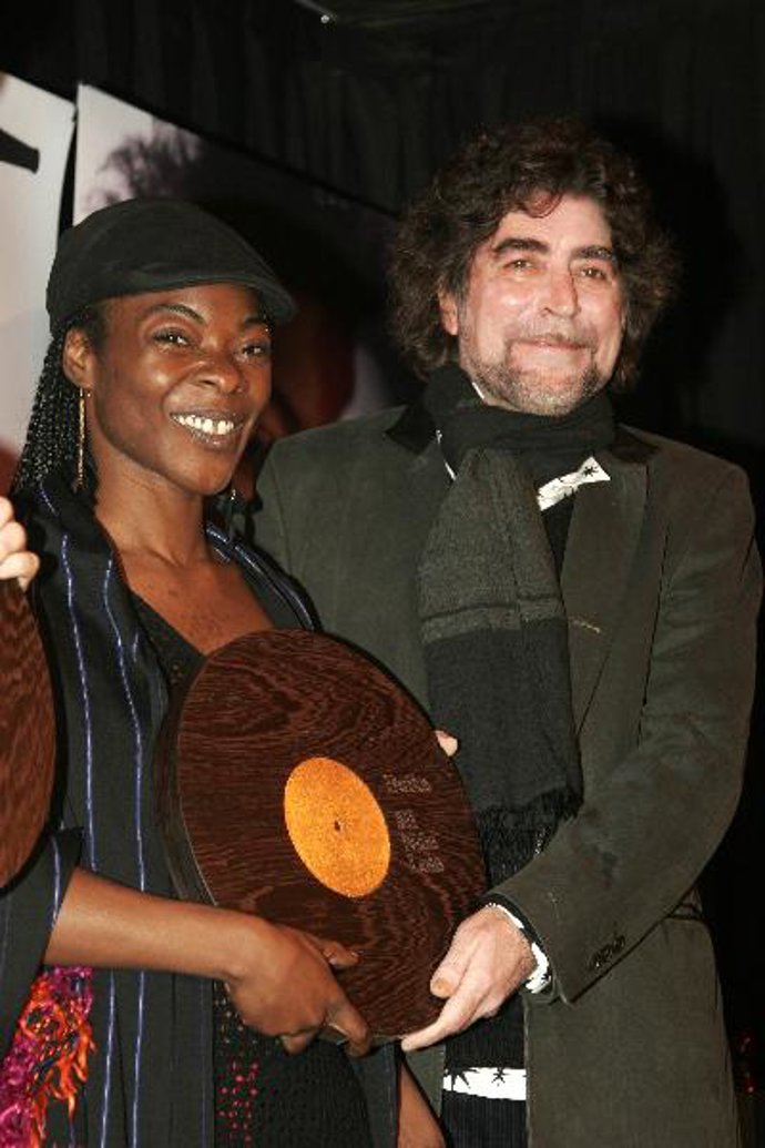 JOAQUÍN SABINA ENTREGÓ A CONCHA BUIKA EL DISCO DE ORO POR LAS VENTAS DE "MI NIÑA LOLA"