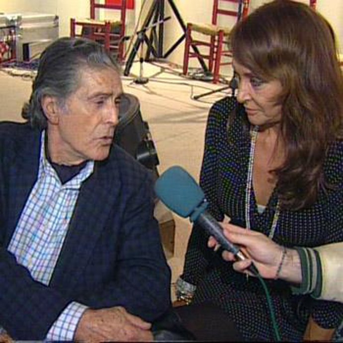 Jaime Ostos y María Ángeles Grajal acudieron al rastrillo navideño de la asociación Nuevo Futuro