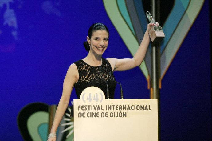 MARIBEL VERDÚ RECIBE EMOCIONADA EL PREMIO "NACHO MARTÍNEZ" EN EL FESTIVAL INTERNACIONAL DE GIJÓN