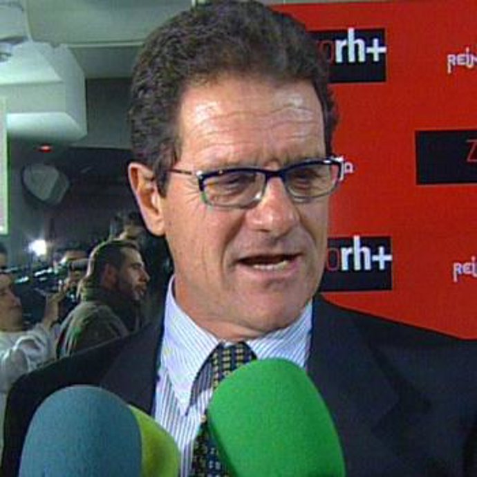 Fabio Capello presta su imagen en la presentación de unas nuevas gafas