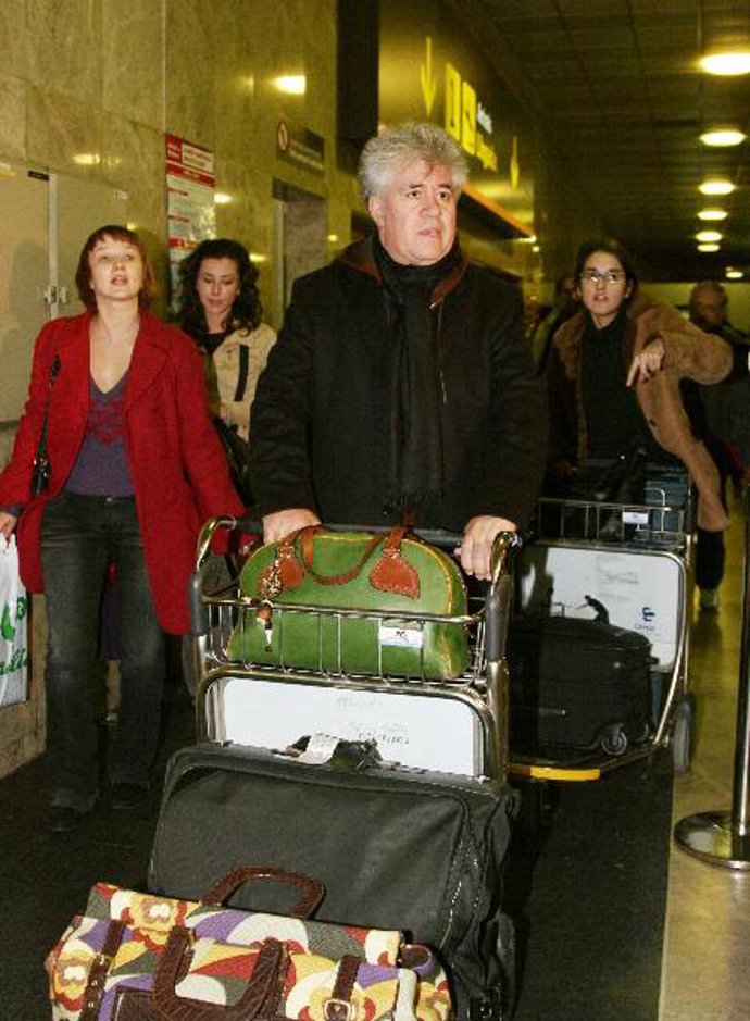 PEDRO ALMODÓVAR REGRESA PLETÓRICO DE VARSOVIA