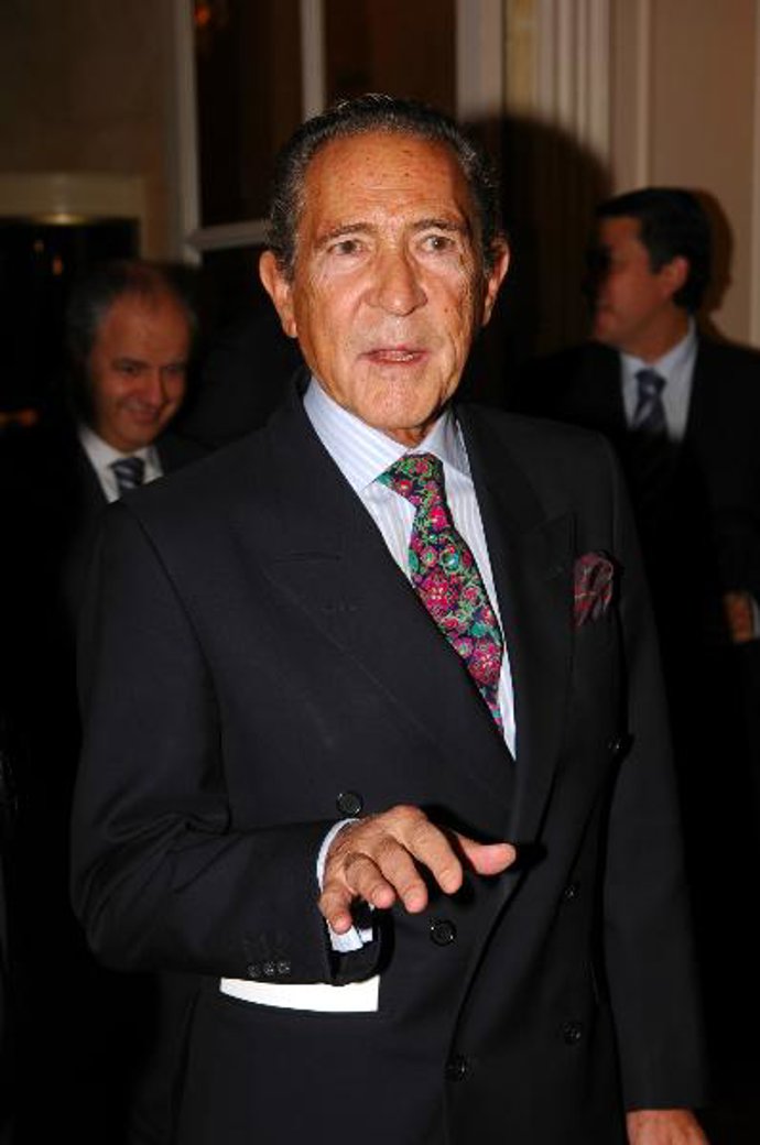 ANTONIO GALA ASEGURA QUE LOS POLÍTICOS DEBEN "ESTAR MÁS JUNTOS" CONTRA LA CORRUPCIÓN QUE "CONTRA LA ETA"
