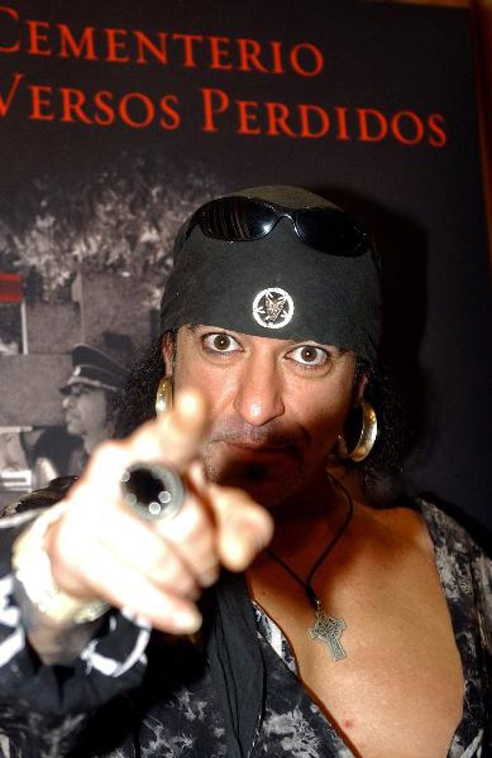 EL "PROVOCADOR" TXUS, DE MAGO DE OZ, DESNUDA SU ALMA EN EL POEMARIO "L CEMENTERIO DE LOS VERSOS PERDIDOS"