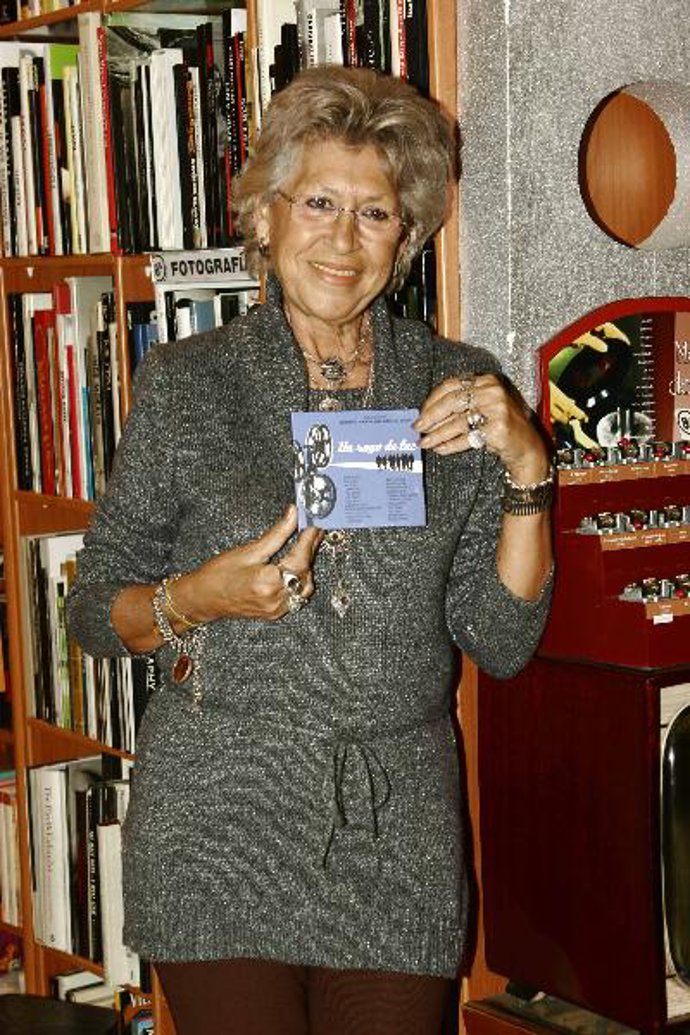 UNA VEINTENA DE ACTORES SE EXHIBEN COMO CANTANTES EN EL DISCO "UN RAYO DE LUZ"