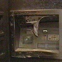 Desconocidos incendian dos cajeros automáticos de la Kutxa en Pasaia (Gipuzkoa)