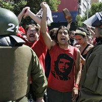 Las manifestaciones por la muerte de Pinochet dejan 99 detenidos y 49 heridos en Chile